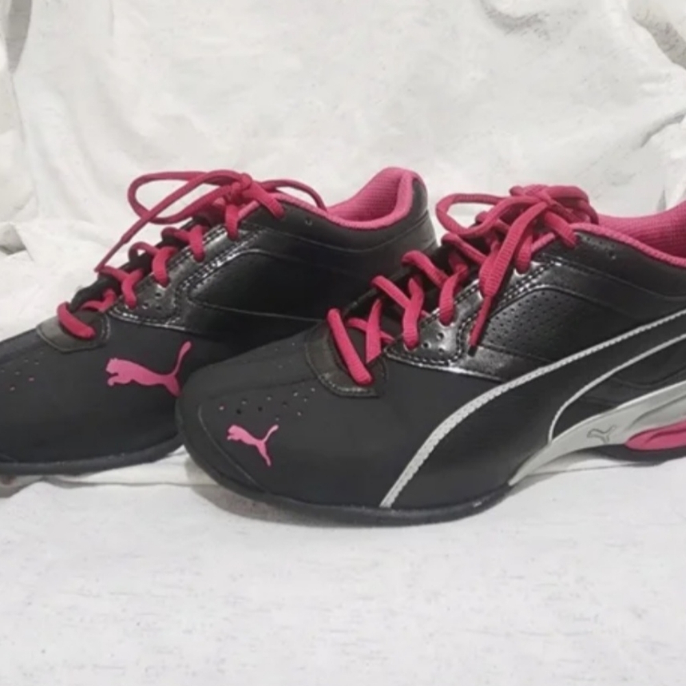 Puma black an pink tennis shoes - Picture 2 of 4